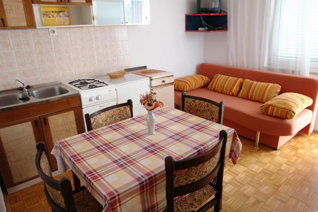 Beautiful Apartment In Crikvenica With Kitchen Værelse billede